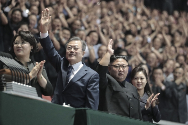 문재인 대통령과 김정은 국무위원장이 2018년 9월 19일 저녁 평양 5.1경기장에서 열린 남북정상회담 경축 대집단체조와 예술공연 ‘빛나는 조국’에 입장한 뒤 손을 들어 인사하고 있다.출처=청와대 자료실