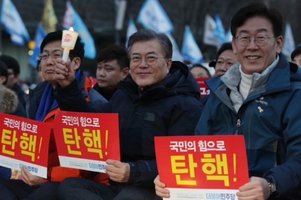 문재인 전 대통령과 이재명 더불어민주당 대표가 2016년 말 촛불집회에 참석 박근혜 탄핵을 외치고 있다.