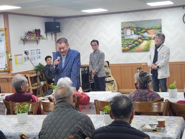 섬김 공연 사회를 보고 있는 김민 씨와 악단장 강길성, 가수 김호평 씨(왼쪽부터)